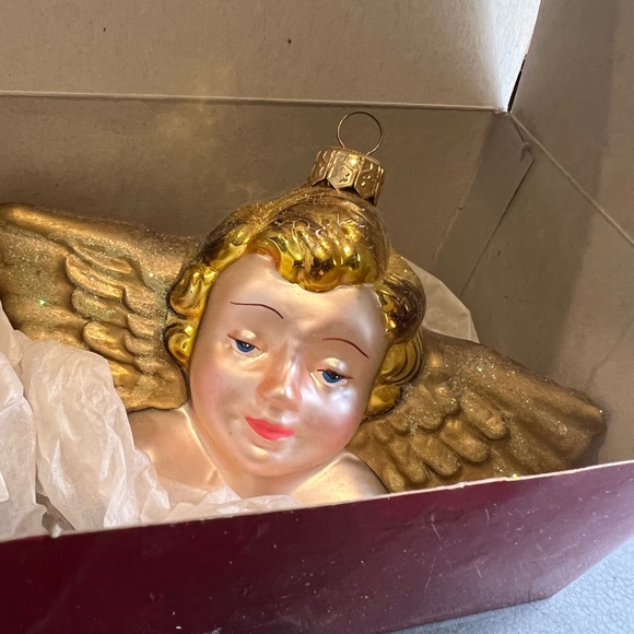Beautiful cherub bust Christmas ornament - Picture 4 of 4